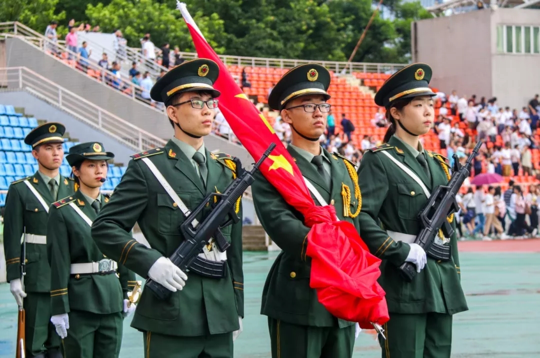 深圳大學三萬護旗手雨中升國旗 唱國歌,點亮中國!